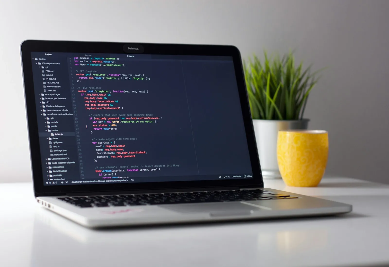 Sviluppatore Althinia al lavoro su codice e architetture software